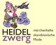 Kleiner Zwerg sitzt auf Heidelbeeren, Text: "HEIDELzwerg märchenhafte skandinavische Mode".