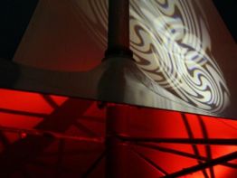 Rotes Licht und abstraktes Muster auf Konstruktionsstruktur bei Nacht.