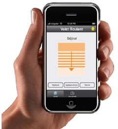 Main tenant un smartphone affichant le contrôle d'un volet roulant.