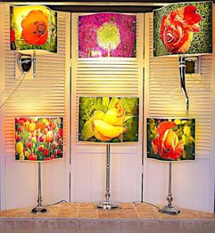 Lampenschirme mit bunten Blumenmotiven auf Tisch- und Wandlampen.