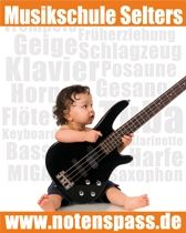 Kind mit Gitarre, umgeben von Instrumentennamen; Werbung der Musikschule Selters, notenspass.de.