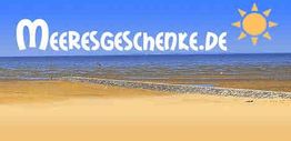 Strand mit Schriftzug "Meeresgeschenke.de" am Himmel und eine stilisierte Sonne.