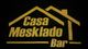 Imagem do logotipo do "Casa Mesklado Bar" com design de telhado em marrom sobre fundo preto.
