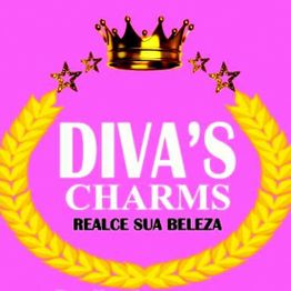 Letra branca "DIVA'S CHARMS" em fundo rosa com coroa dourada e estrelas. Texto: "REALCE SUA BELEZA".