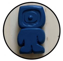 Figure bleue stylisée en relief sur une surface boisée, entourée d'un cercle noir.