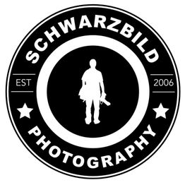 Schwarzweiß-Logo: Silhouette mit Kamera, Text "Schwarzbild Photography, Est 2006".