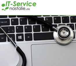 Ein Stethoskop liegt auf einer Laptop-Tastatur, darüber ein Logo mit "IT-Service nastalie.de".