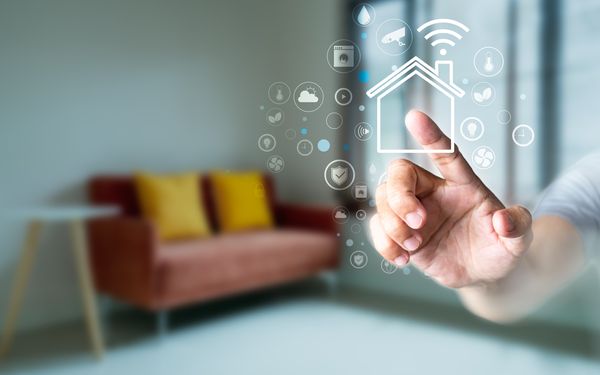 Finger berührt Smart-Home Anwendung