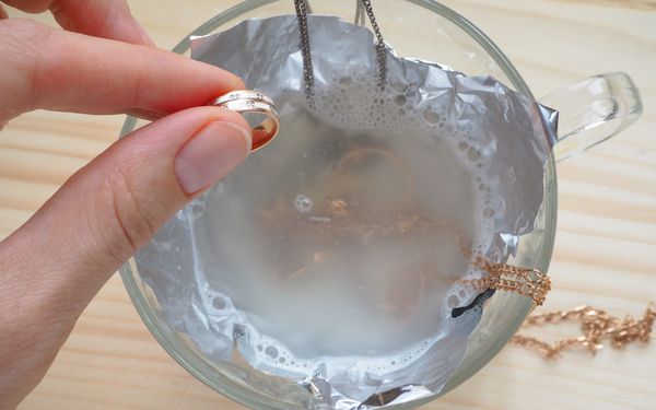 Reinigung von 925 Silber Schmuck in einer Tasse, mit Alufolie und Natronlösung.