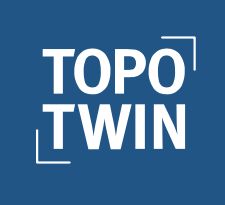 Textlogo "TOPO TWIN" auf blauem Hintergrund mit eckigen Klammern um den Text.