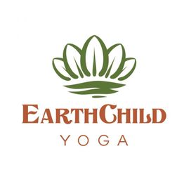 Logo mit grünem Blatt und braunem Text: "EarthChild Yoga".