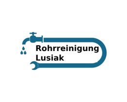 Logo mit Wasserhahn und Rohr, Text: "Rohrreinigung Lusiak". Tropfendes Wasser links.