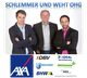 Drei Männer vor Firmenlogos von Schlemmer und Weht OHG und verschiedenen Versicherungsunternehmen.