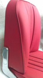 Roter Autositz mit vertikalen Nähten und silbernem Scharnier an der Seite.