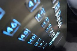 Botones de selección de piso iluminados en un panel de control de ascensor.
