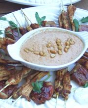 Hühnchenspieße mit Satèsosse