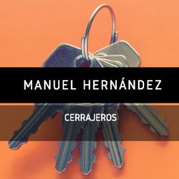 Un llavero con el texto "Manuel Hernández Cerrajeros". Fondo naranja.