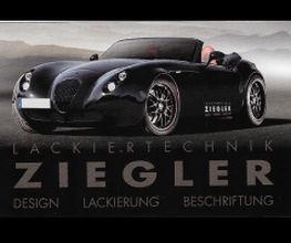 Schwarzes Auto vor grauem Himmel, Text: "Lackiertechnik Ziegler - Design, Lackierung, Beschriftung".