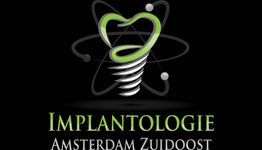 Logo van Implantologie Amsterdam Zuidoost, met een groene tandvorm en een implantaat.