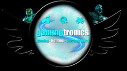 Schwarzes Logo mit Flügeln: "gamingtronics" und Ikonen für Gaming, Beleuchtung, Mechatronik.