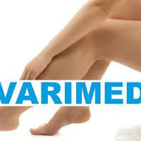 Piernas cruzadas y la palabra "VARIMED" en azul. Fondo blanco.