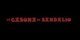 Texto rojo "La Casona de Sandalio" sobre fondo negro.
