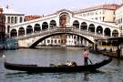 Gondel vor der Rialto-Brücke in Venedig auf einem Kanal.