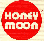 Roter Kreis mit weißem Text "HONEY MOON" in auffälliger Schrift auf beigem Hintergrund.
