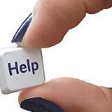 Vingers houden een toetsenbordtoets vast met het woord "Help" erop.