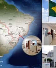 Mapa do Brasil, escritório moderno, bandeira do Brasil e fachada de prédio branco.