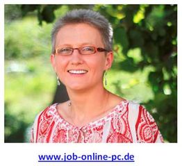Eine lächelnde Frau mit kurzen Haaren und Brille, trägt ein rot-weißes Muster-Oberteil.