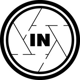 Símbolo circular con líneas y "IN" en el centro, diseño abstracto en blanco y negro.