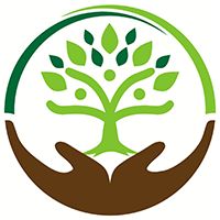 Baum mit grünen Blättern, umgeben von schützenden Händen in einem Kreis.