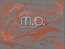 Grauer Hintergrund mit orangen Mustern und dem Text "m.p. FRIEDRICH STRABE" in der Mitte.