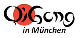 Text: "Qi Gong in München", stilisierte Schrift, roter Kreis im Hintergrund.