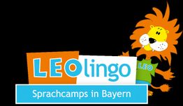 Ein fröhlicher Löwe mit T-Shirt neben dem Schriftzug "LEOlingo Sprachcamps in Bayern".