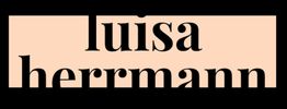 Schriftzug "Luisa Herrmann" auf aprikosefarbenem Hintergrund mit schwarzem Rand.