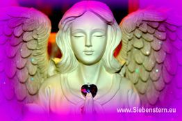 Engelstatue mit Flügeln und Herzdeko, umgeben von einem lila Glühen.