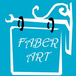 Insegna stilizzata blu con scritta "FABER ART" in bianco, appesa a un supporto decorativo.