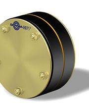 Runder, metallischer Gegenstand mit Schrauben und Logo, möglicherweise ein technisches Bauteil.