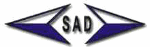 Logo mit zwei blauen Pfeilen und dem Wort "SAD" in der Mitte.