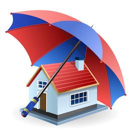 Haus unter rotem und blauem Regenschirm, symbolisiert Schutz und Sicherheit.