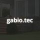 Garten mit Treppe, Schriftzug "gabio.tec" in leuchtender Schrift über Steinkorb-Wand.