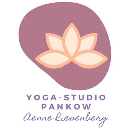 Logo mit einer stilisierten Lotusblume und Text "Yoga-Studio Pankow Aenne Riesenberg".