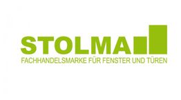 Logo von Stolma, grüne Schrift: Fachhandelsmarke für Fenster und Türen.