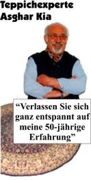Ein lächelnder Mann mit verschränkten Armen steht vor einem runden Teppich.