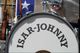 Große Trommel mit der Aufschrift "ISAR-JOHNNY" vor einer blau-weißen Flagge mit Stern.