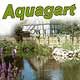 Text "Aquagart" über Gartenteich mit Pflanzen.