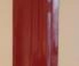 Rote, gewölbte Wandlampe an cremefarbener Wand montiert.