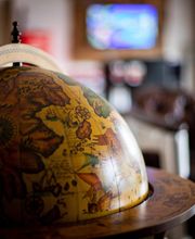 Alter Globus in einem gemütlichen Raum mit unscharfem Hintergrund.